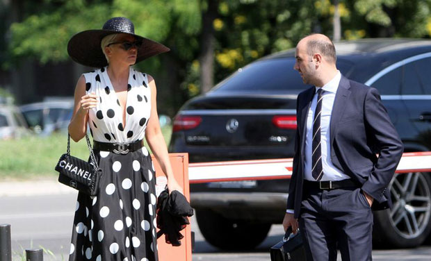 Карлеуша дошла на суђење, Цеца се није појавила (ФОТО)